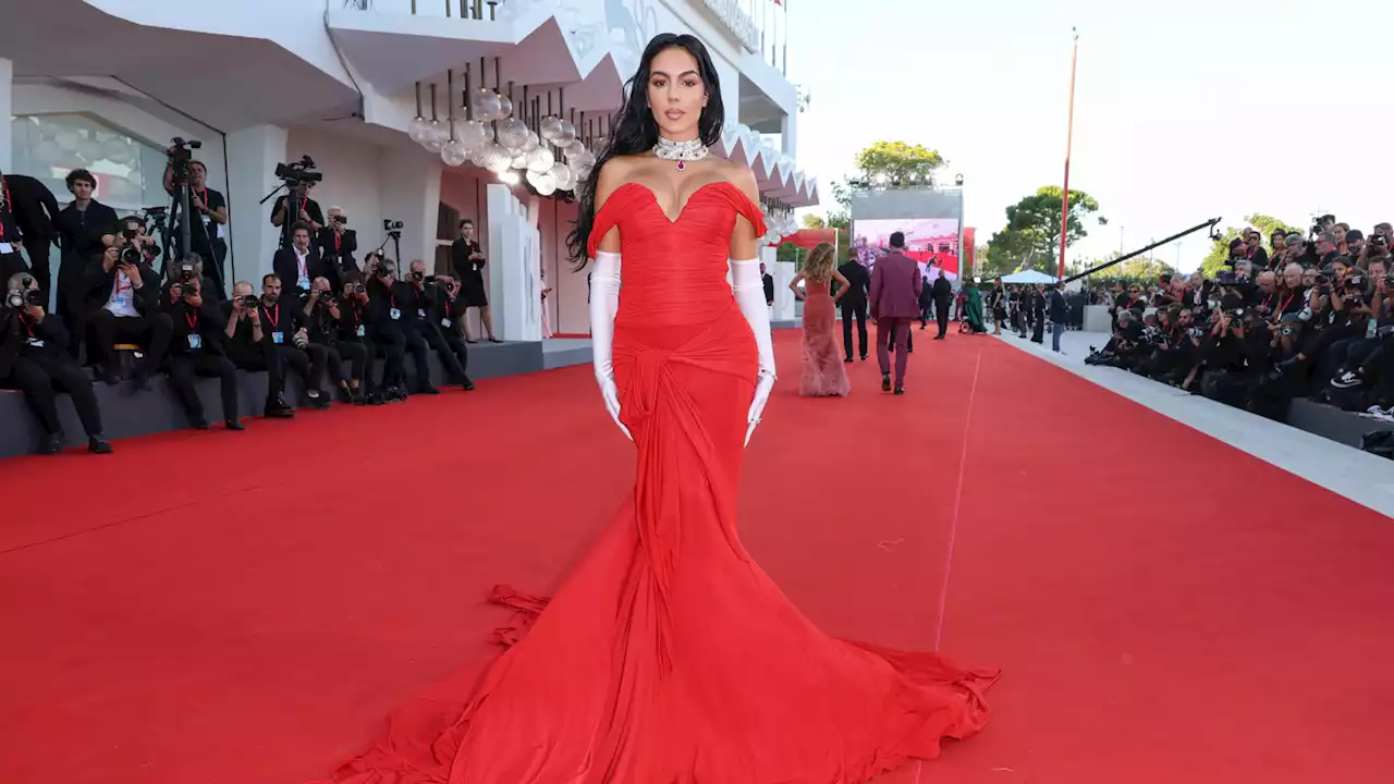 Georgina Rodríguez deslumbra com vestido vermelho em Veneza