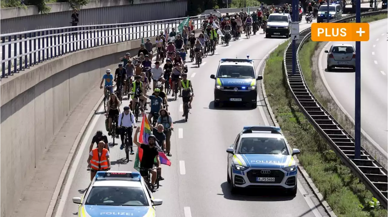 Mit dem Rad auf der B17: Klimaaktivisten legen Verkehr in Augsburg lahm