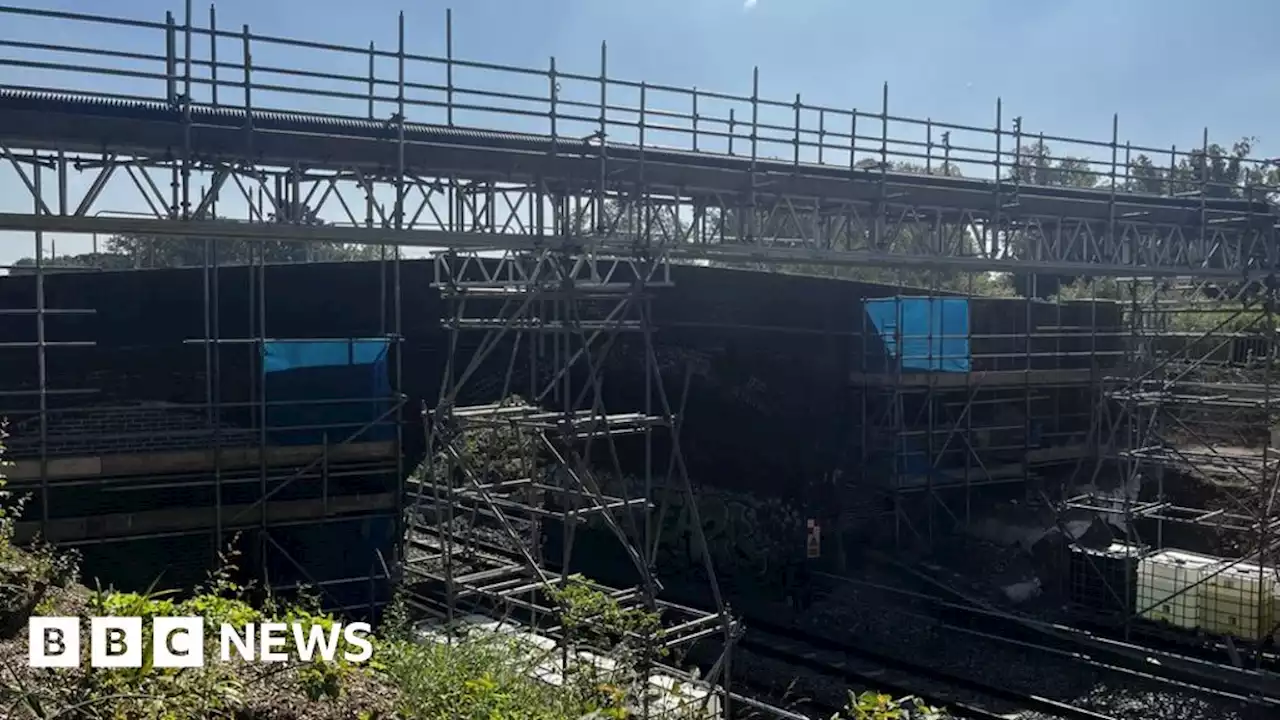 Railway bridge closure leads to 'awful' traffic problems in Newton Harcourt