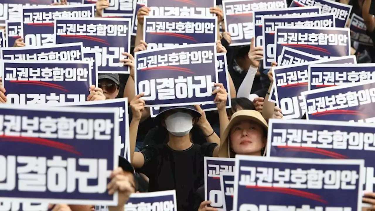 South Korean teachers hold mass protests after suicide highlights pressures from parents