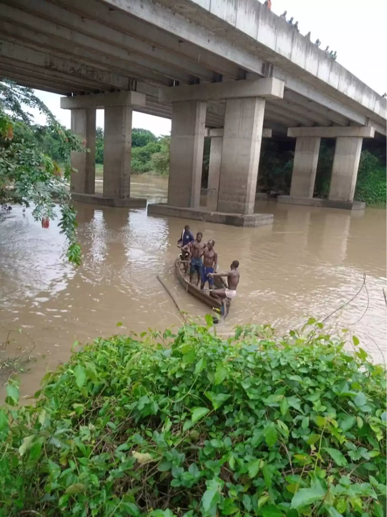 Divers recover more bodies two days after bus plunged into Ogun river