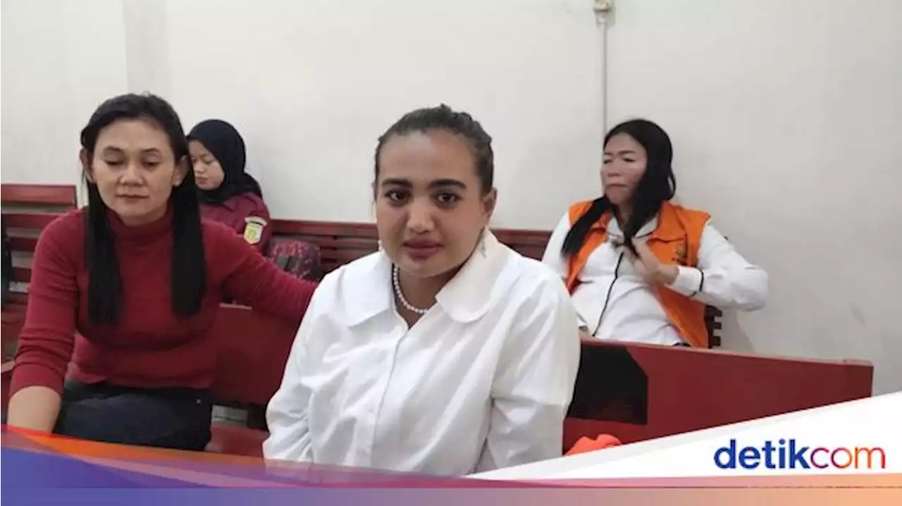 Lina Mukherjee yang Makan Babi Sambil Ucap Bismillah Dituntut 2 Tahun Penjara