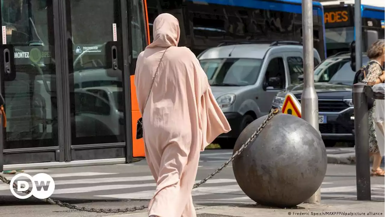 ممنوعیت عبایه در مدارس فرانسه؛ حمایت مکرون از 'لباس مشابه' – DW