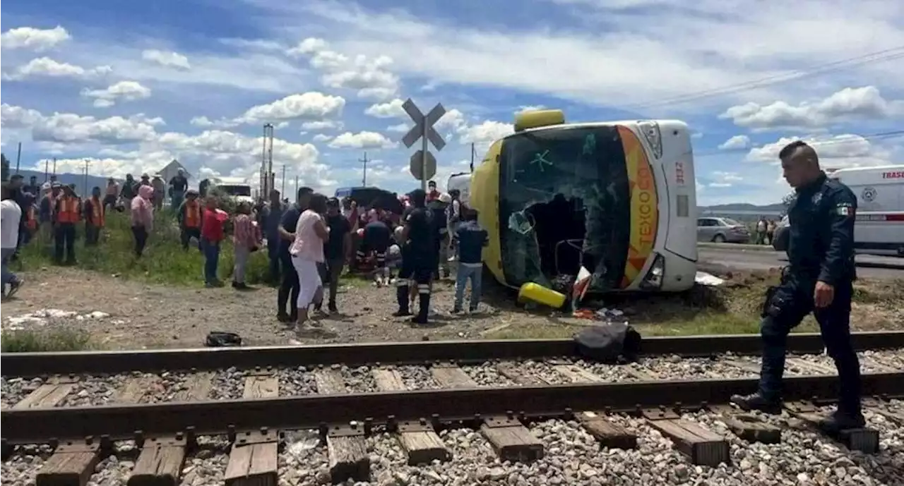 Tren embiste autobús que intentó ganarle el paso en Hidalgo; hay 3 muertos y 16 lesionados