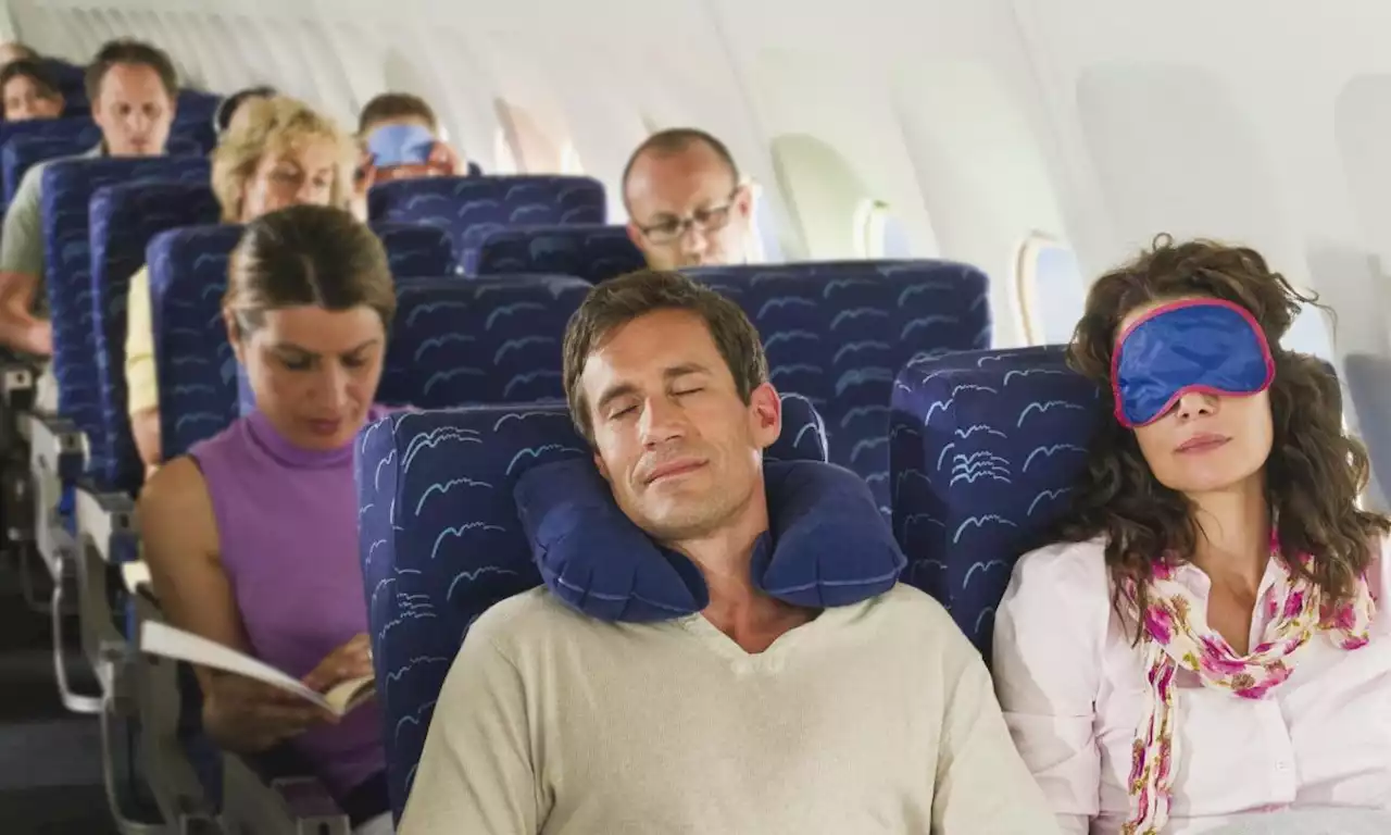 Qué hacer para dormir mejor en un vuelo largo, según una experta en salud del sueño