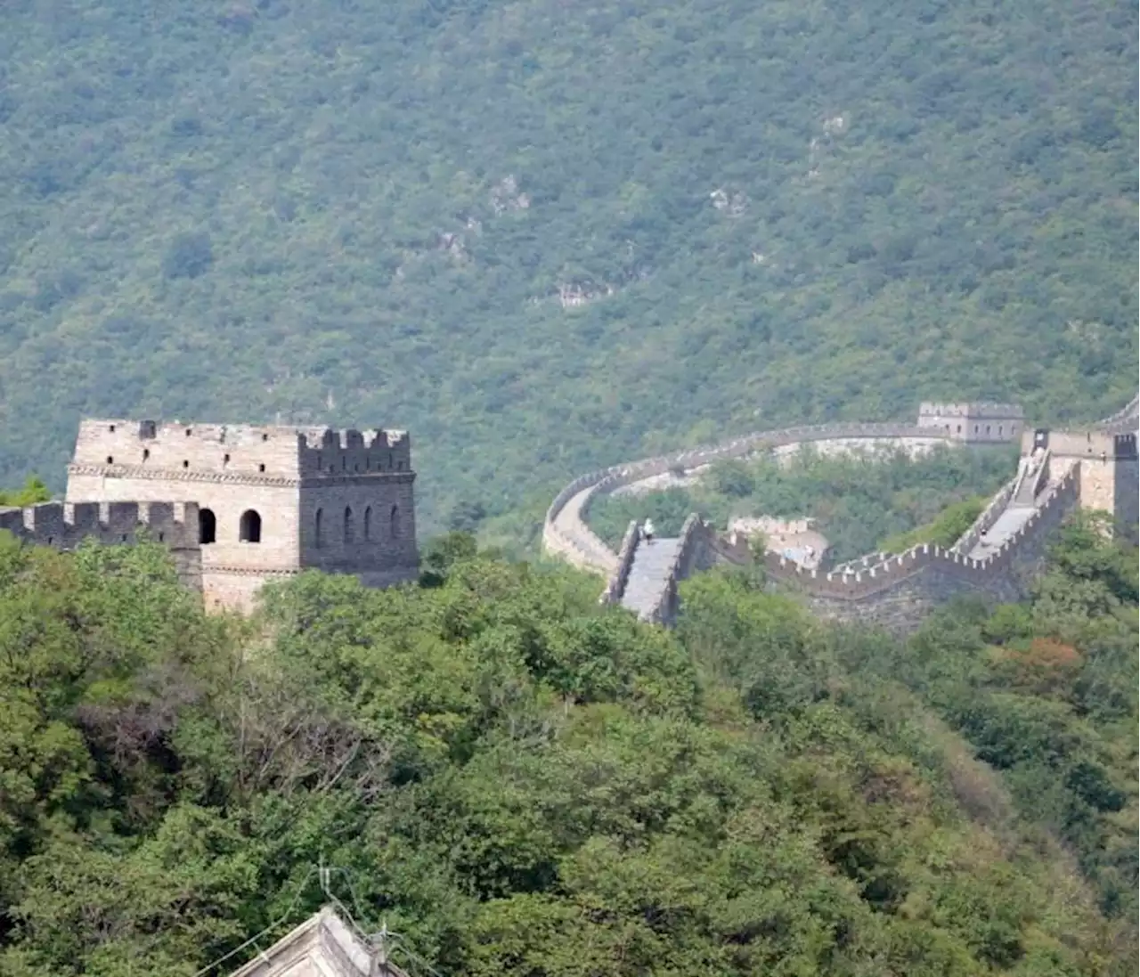 Por abrir un agujero en la Gran Muralla China 2 personas se fueron presas