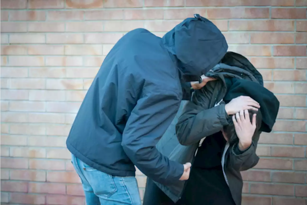 Leerling slaat medestudent schedelbreuk in de toiletten na vete over meisje: “Ik werd pas wakker op de intensieve zorgen”