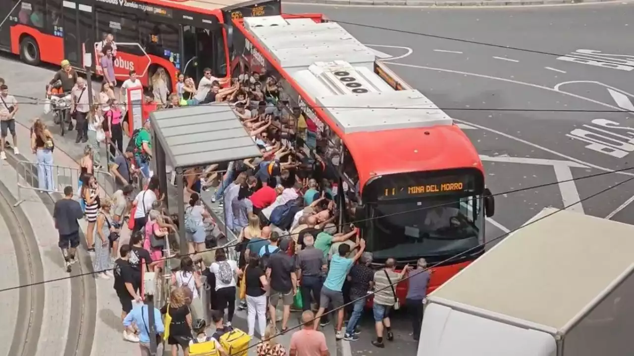 Salvan a abuelito de morir aplastado por el Metrobús, una multitud de 40 personas impidió la tragedia