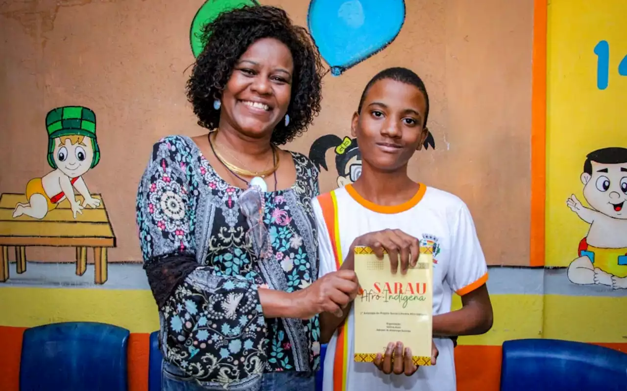 Professora e alunos de Belford Roxo autografam livro 'Sarau Afro-indígena' na Bienal do Livro | Belford Roxo