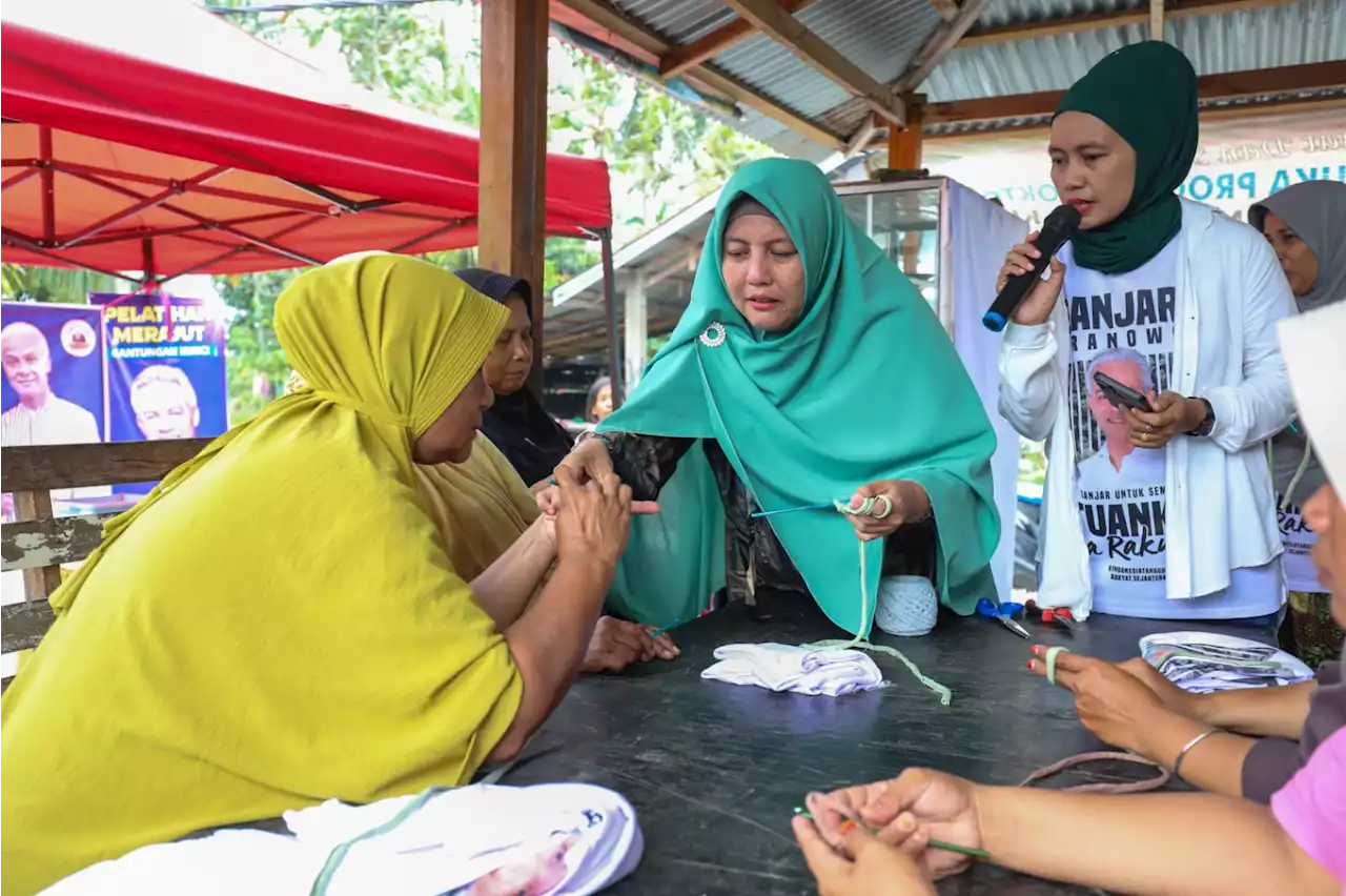 Mak Ganjar Sumbar Ajak Kaum Ibu Berkarya Lewat Pelatihan Merajut