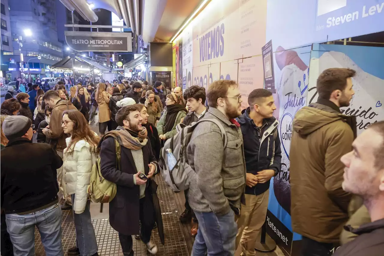 Adiós trasnoche: cómo los teatros de la calle Corrientes abandonaron el horario de la transgresión y el sexo