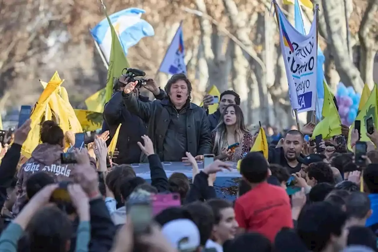 Javier Milei reinició su campaña con una caravana por el conurbano junto a Carolina Píparo