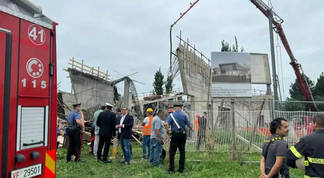 Crolla impalcatura nel Torinese: recuperati gli operai rimasti sotto le macerie. Tre feriti, uno è grave