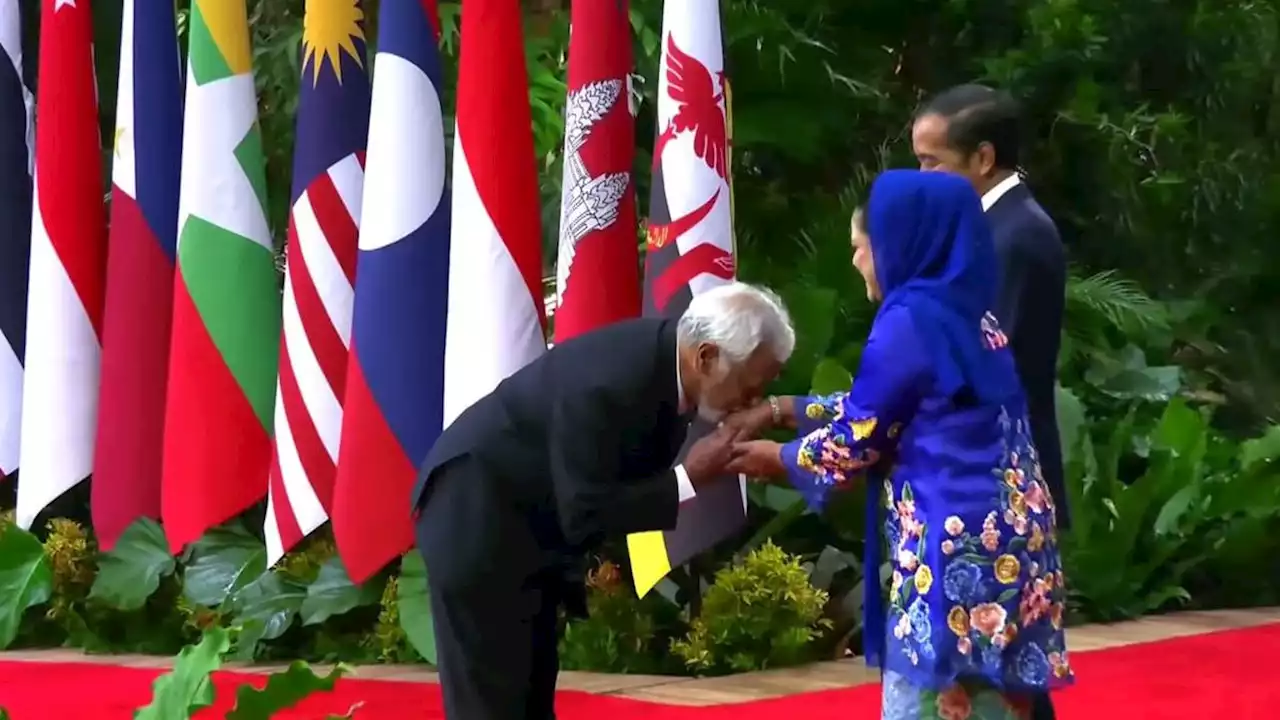 Senyum Iriana Jokowi Saat PM Timor Leste Xanana Gusmao Cium Tangan di KTT ASEAN 2023