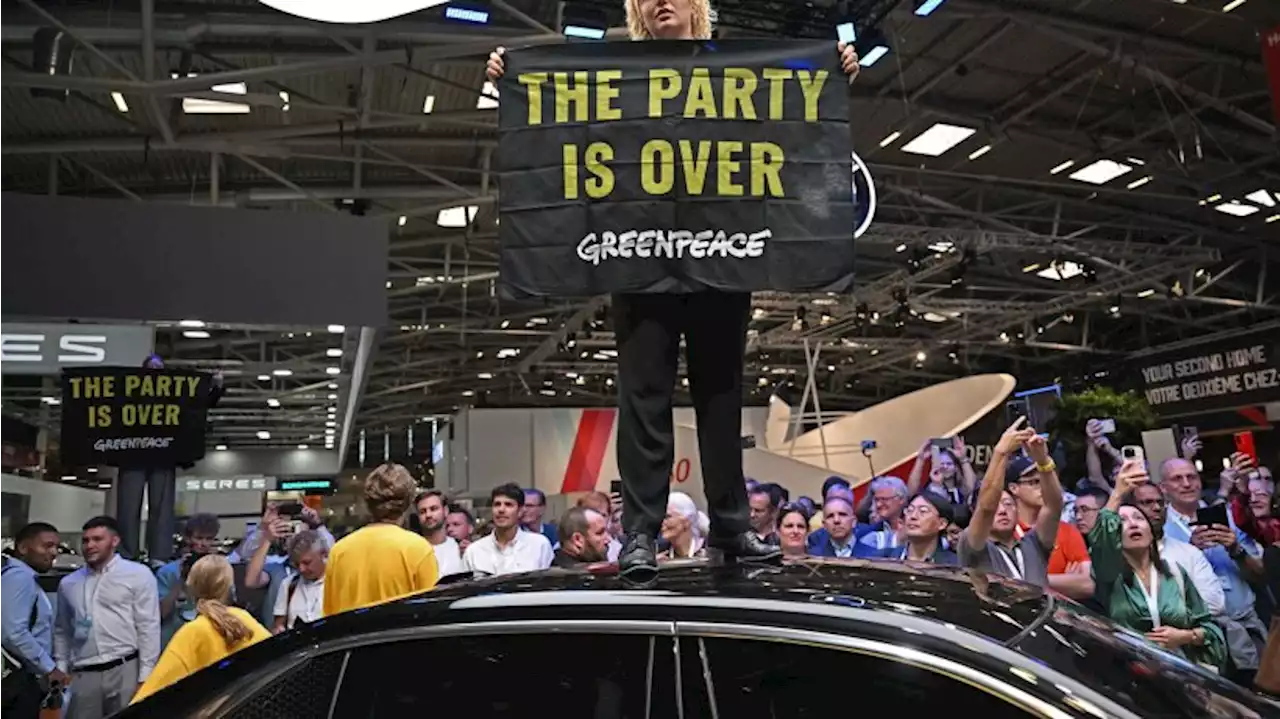 Greenpeace-Aktivisten bei Kanzlerrundgang auf der IAA