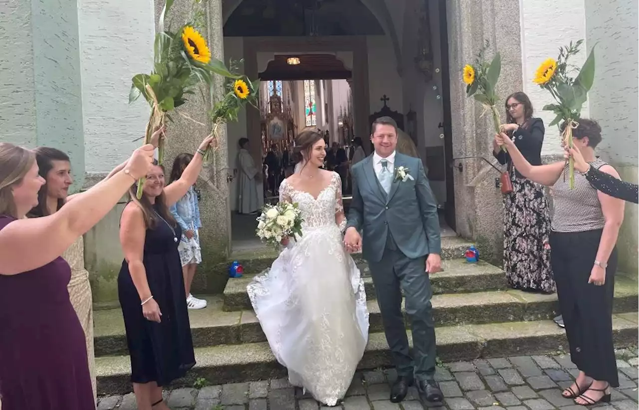 Langes Spalier erwartet Paar: Melanie und Uwe Birk gaben sich in Zell das Ja-Wort