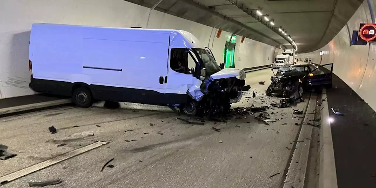 Zwei Verletzte bei Kollision im Belchentunnel bei Eptingen BL