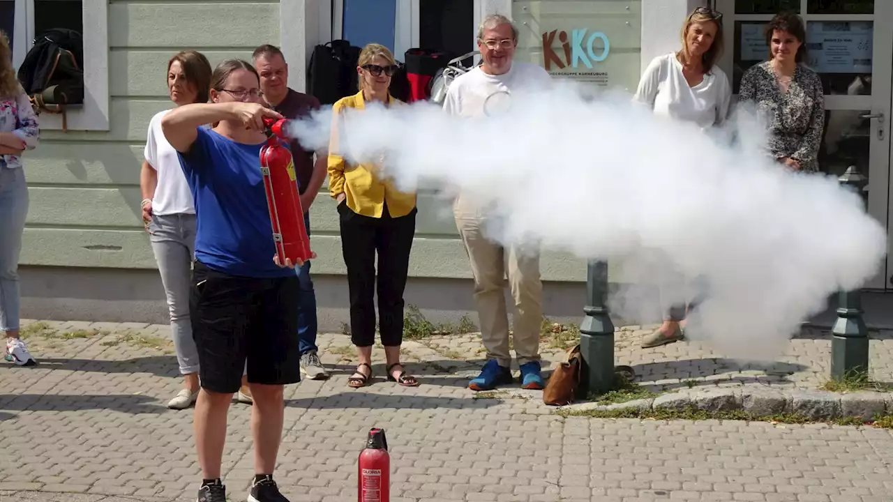 Lehrer beherrschen auch den Feuerlöscher