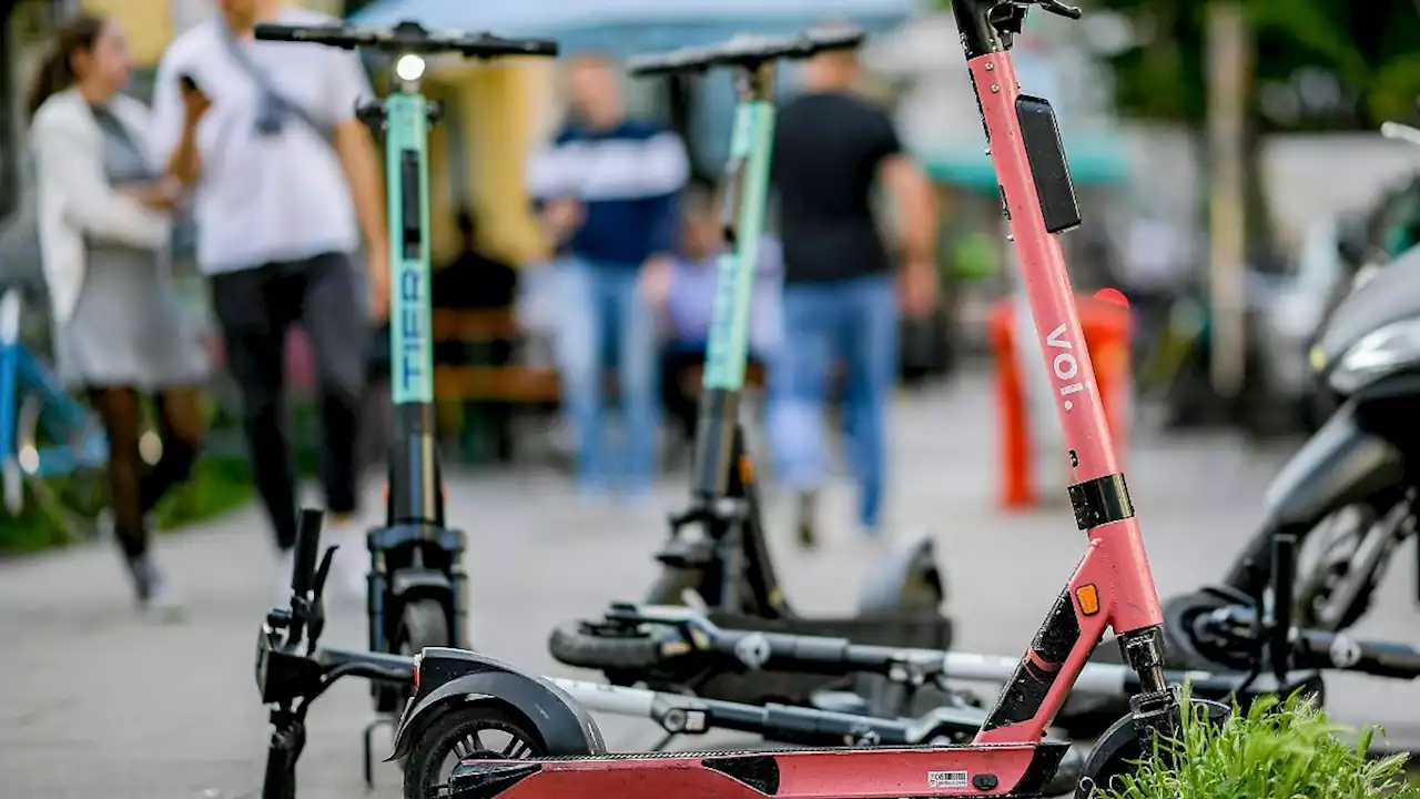 Autofahrerin nimmt Mann auf E-Scooter Vorfahrt