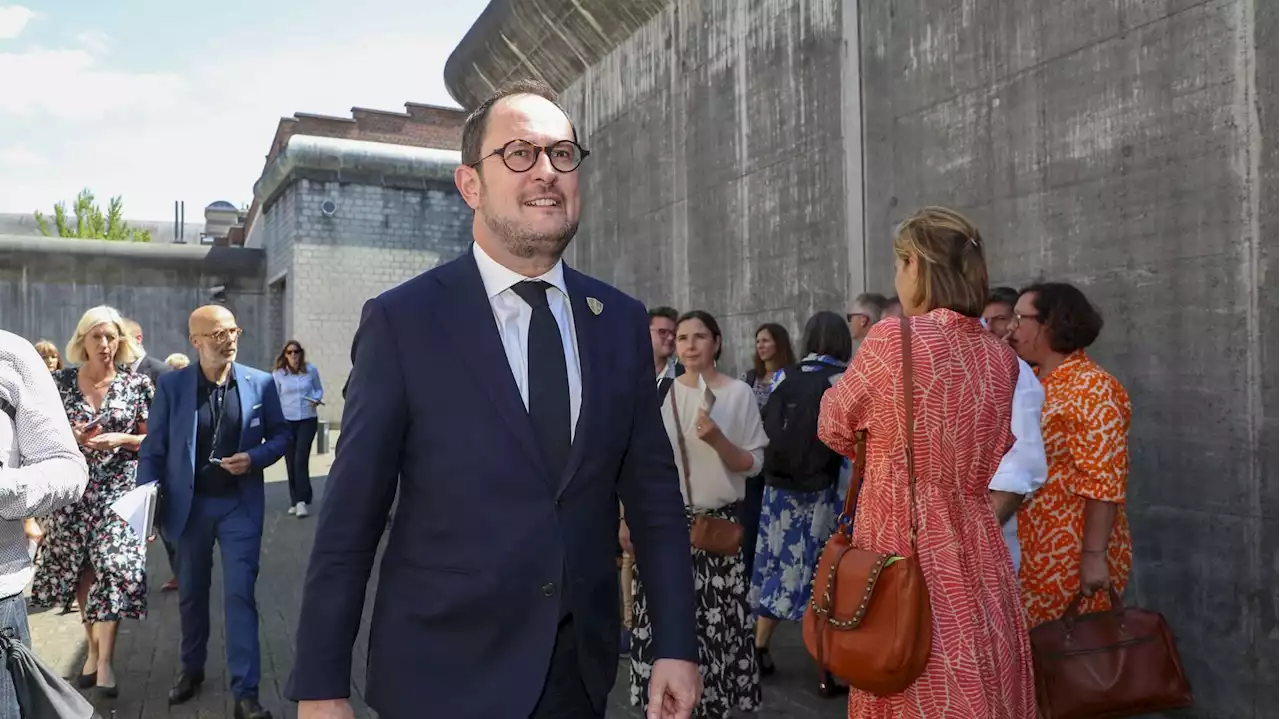 Des invités de Vincent Van Quickenborne urinent contre un combi de police : le ministre s’expliquera jeudi en commission de la Justice