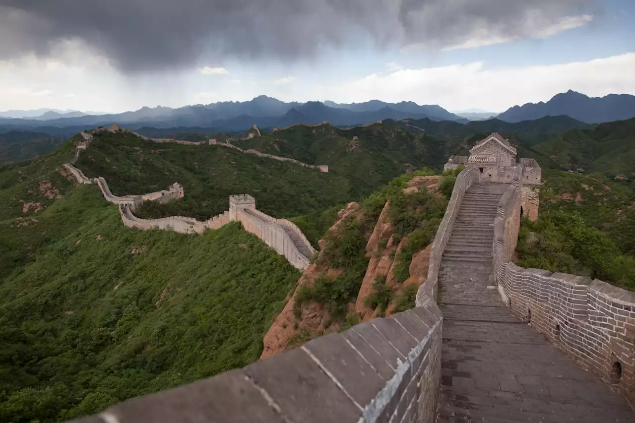 Chine : ils creusent un trou dans la Grande Muraille avec une pelleteuse et sont arrêtés