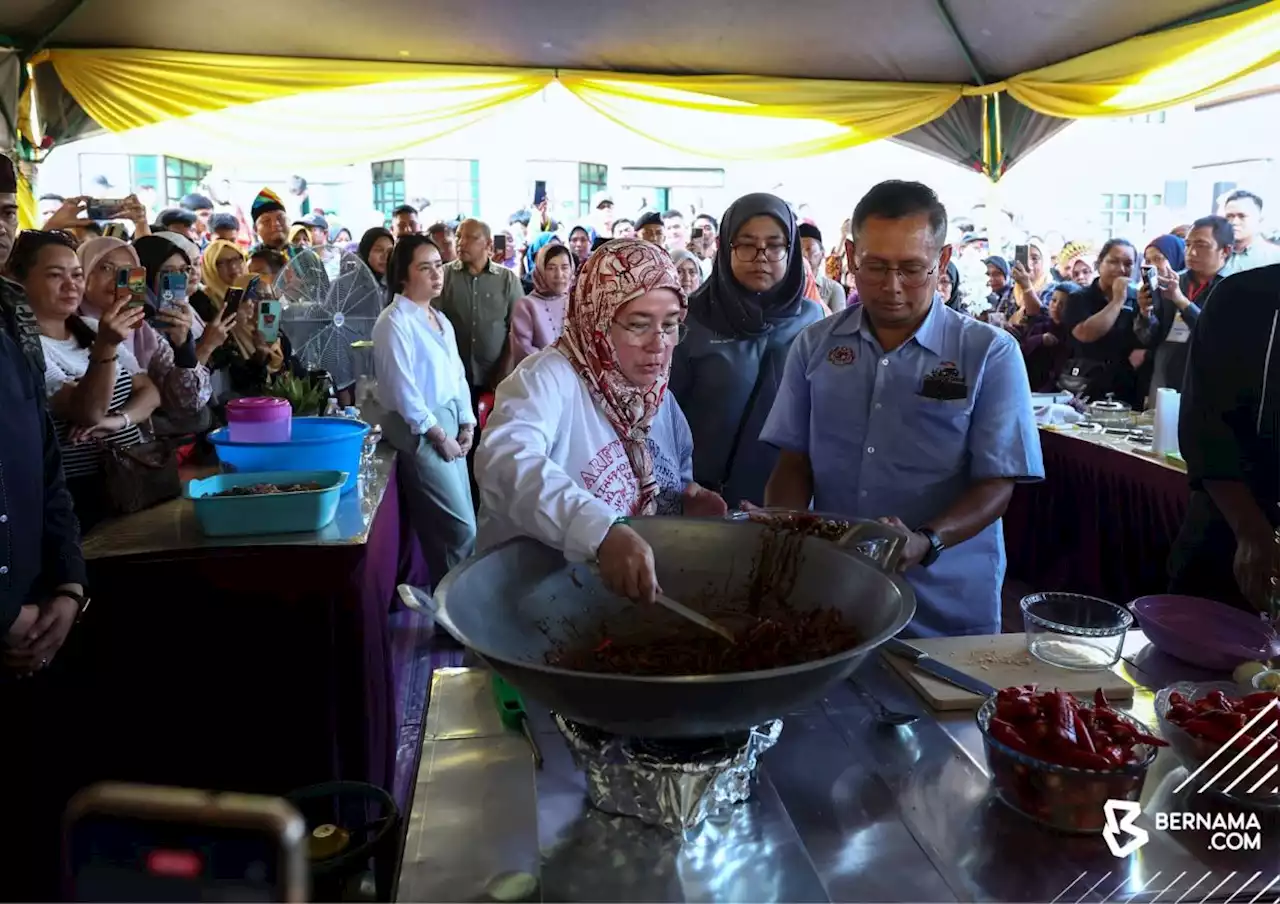 Queen prepares four dishes for Lahad Datu folk