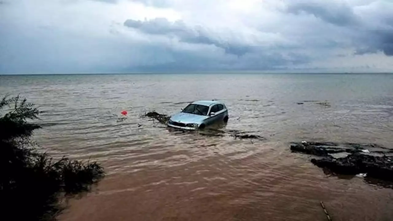 Impactante video: por las inundaciones en Grecia, los autos son arrastrados al mar Mediterráneo