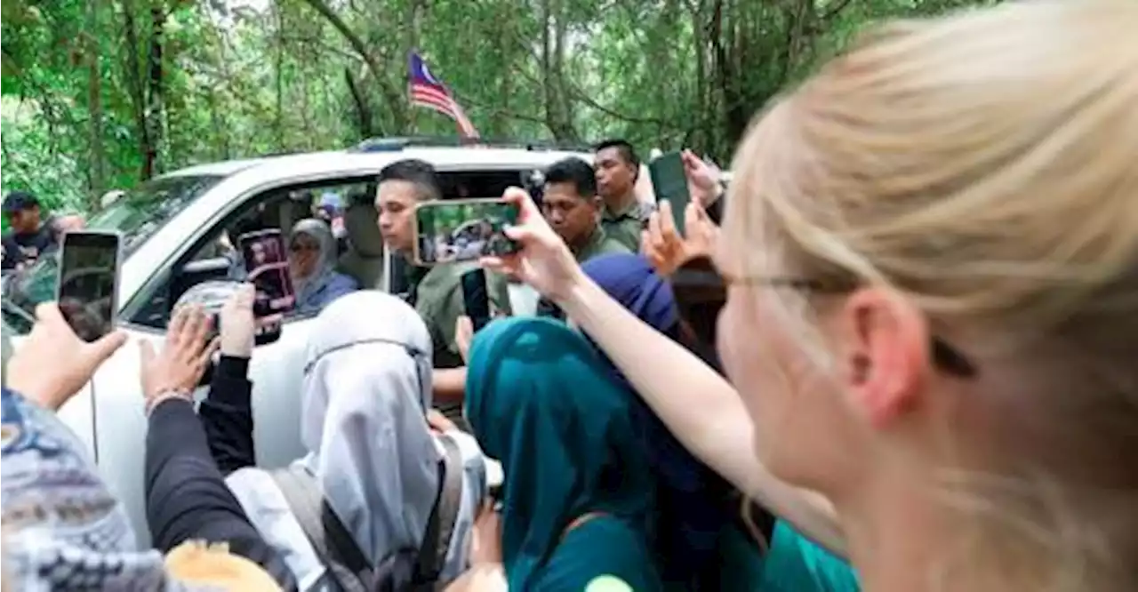 Kembara Kenali Borneo: Foreign tourists excited to meet their majesties