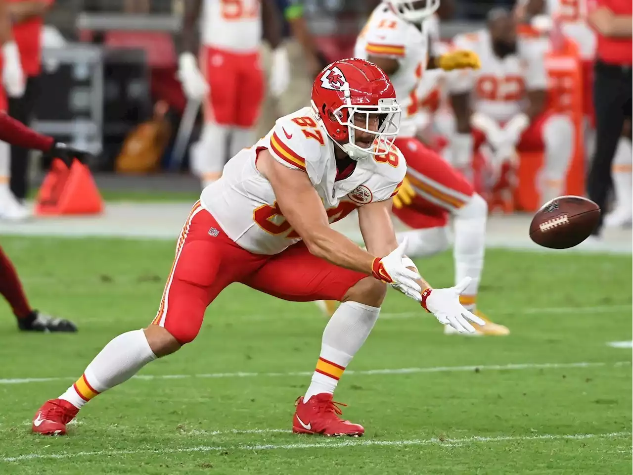 Kansas City Chiefs’ all-pro Travis Kelce hyperextends knee in final practice for opener vs. Detroit