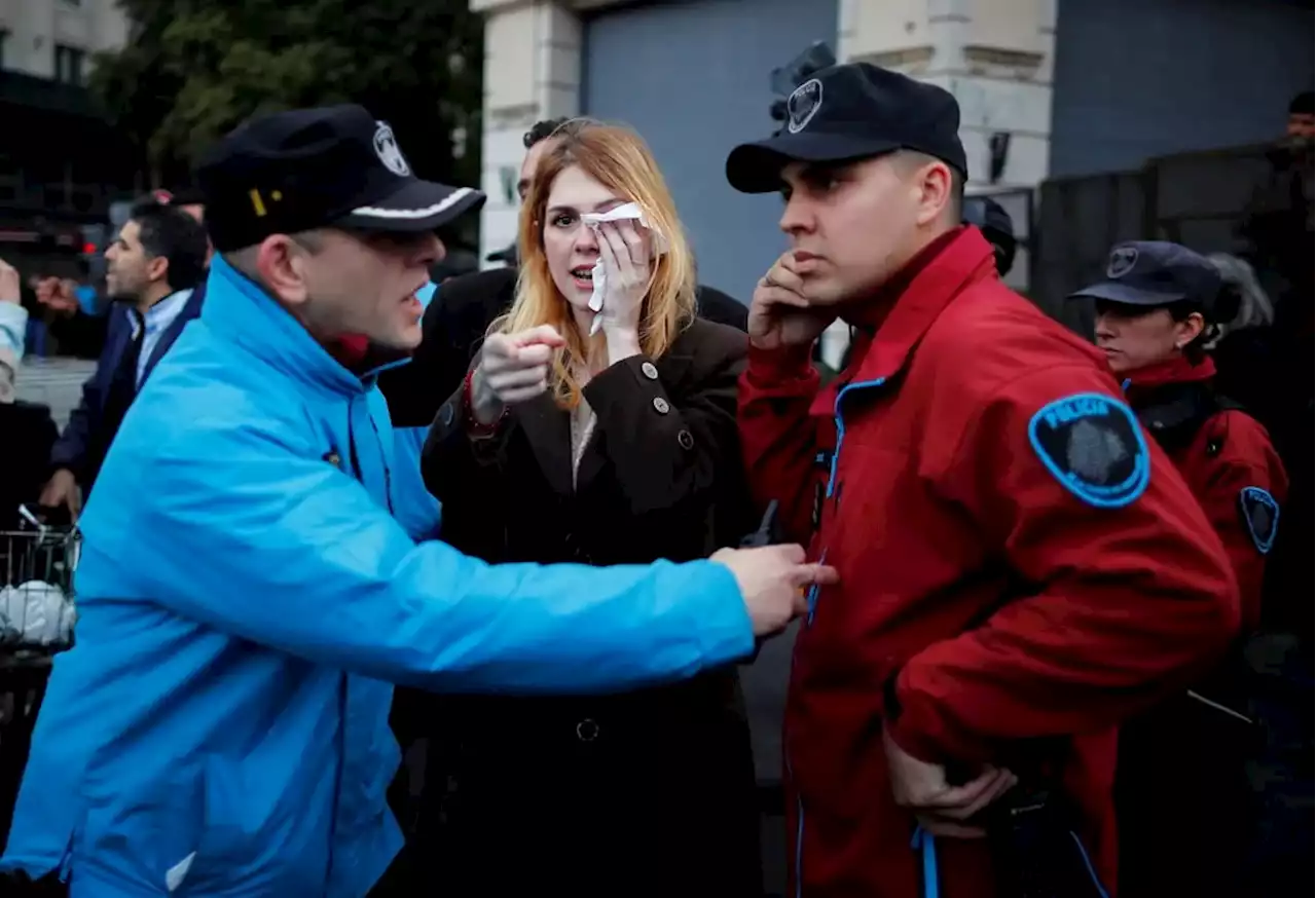 Le tiraron nafta en la cara a una candidata de La Libertad Avanza cuando ingresaba a la Legislatura porteña