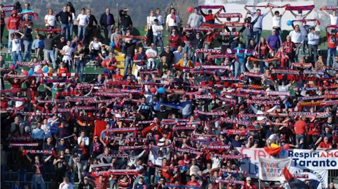 Taranto, nuovo incendi allo Stadio Iacovone: fiamme nate sui resti del rogo di domenica