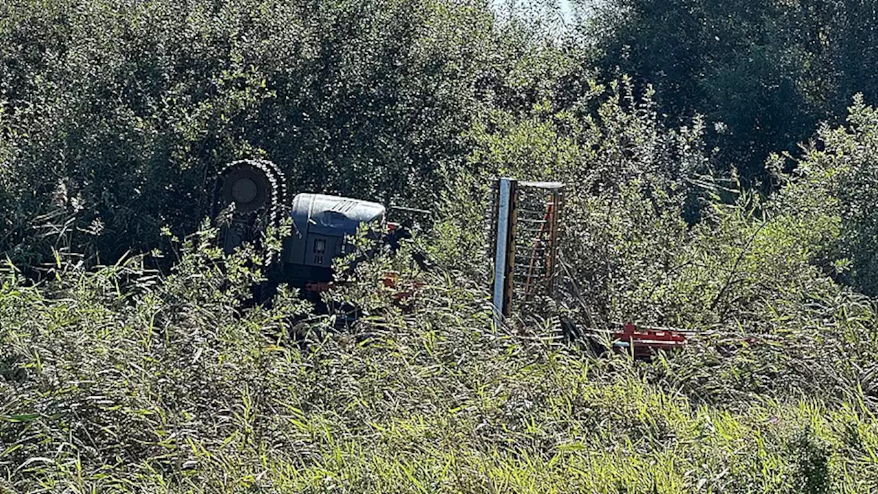 Endte i å: Mand fanget i væltet gravemaskine