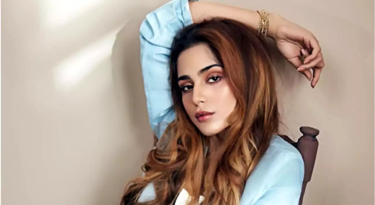 Aima Baig kills eight-hour BOREDOM with selfies