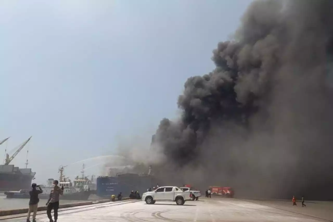 Evakuasi penumpang kapal terbakar di Cilegon gunakan 'crane'