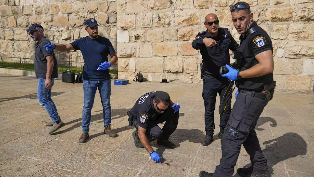 Palestinian attacker wounds 2 people in stabbing attack outside Jerusalem's Old City