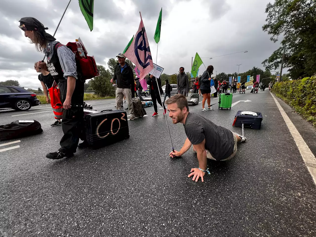 Friedliche Demo am Nürnberger Airport gegen Flugverkehr