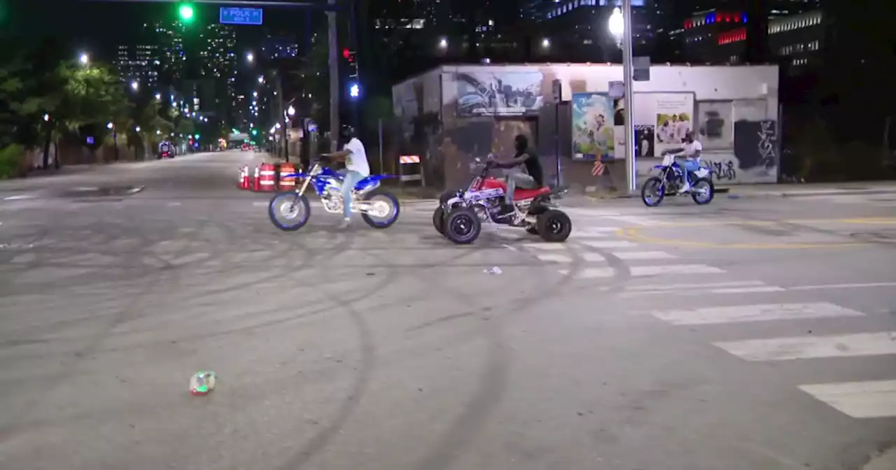 Chaotic dirt bike sideshow goes on right in front of police in West Loop