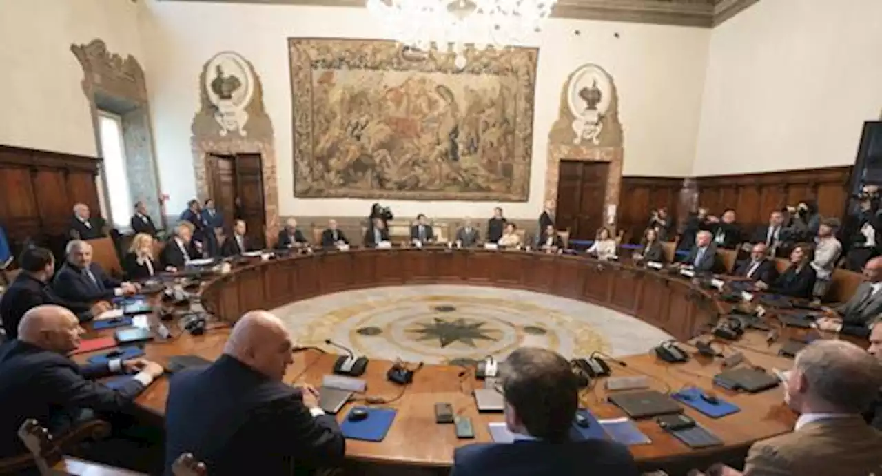 Il governo: «Via i cellulari ai minori che commettono reati Multa di 1000 euro ai genitori»