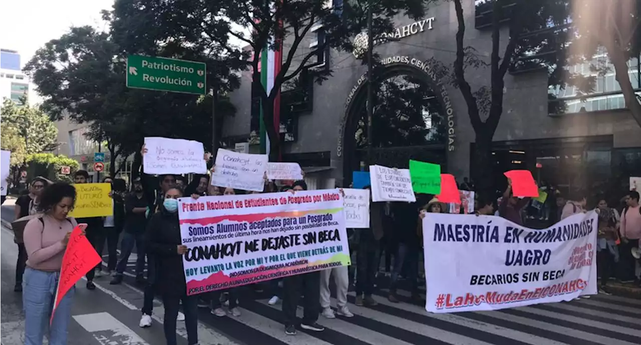 Estudiantes de posgrado se manifiestan contra reducción de becas: “Sin ciencia no hay futuro”