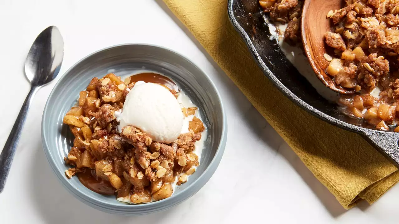 No-Oven Apple Crisp Means Fall Dessert Season Starts Now