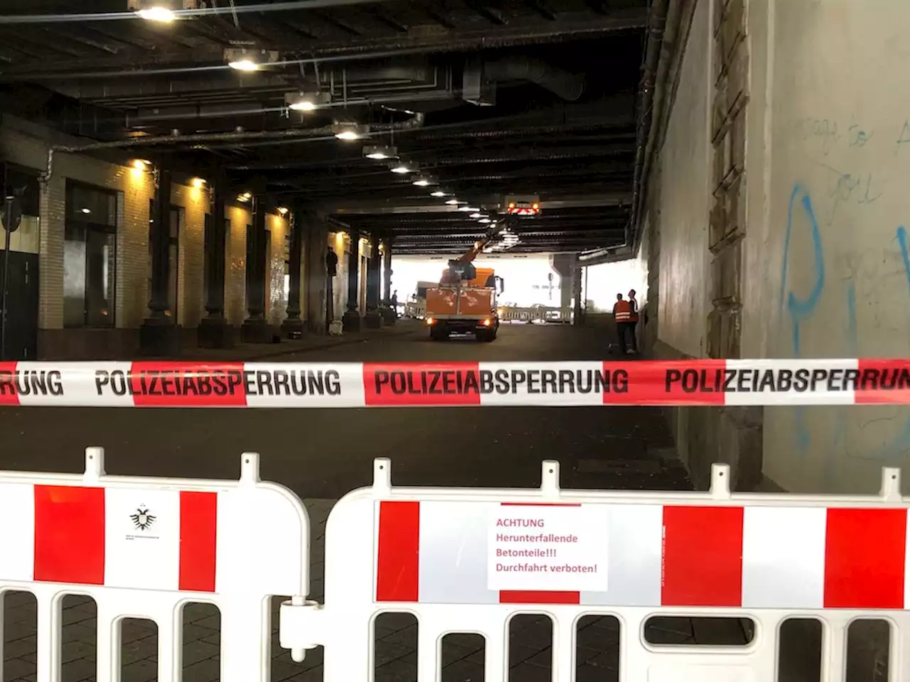 Auto demoliert: Steinschlag im Tunnel unter dem Kölner Hauptbahnhof