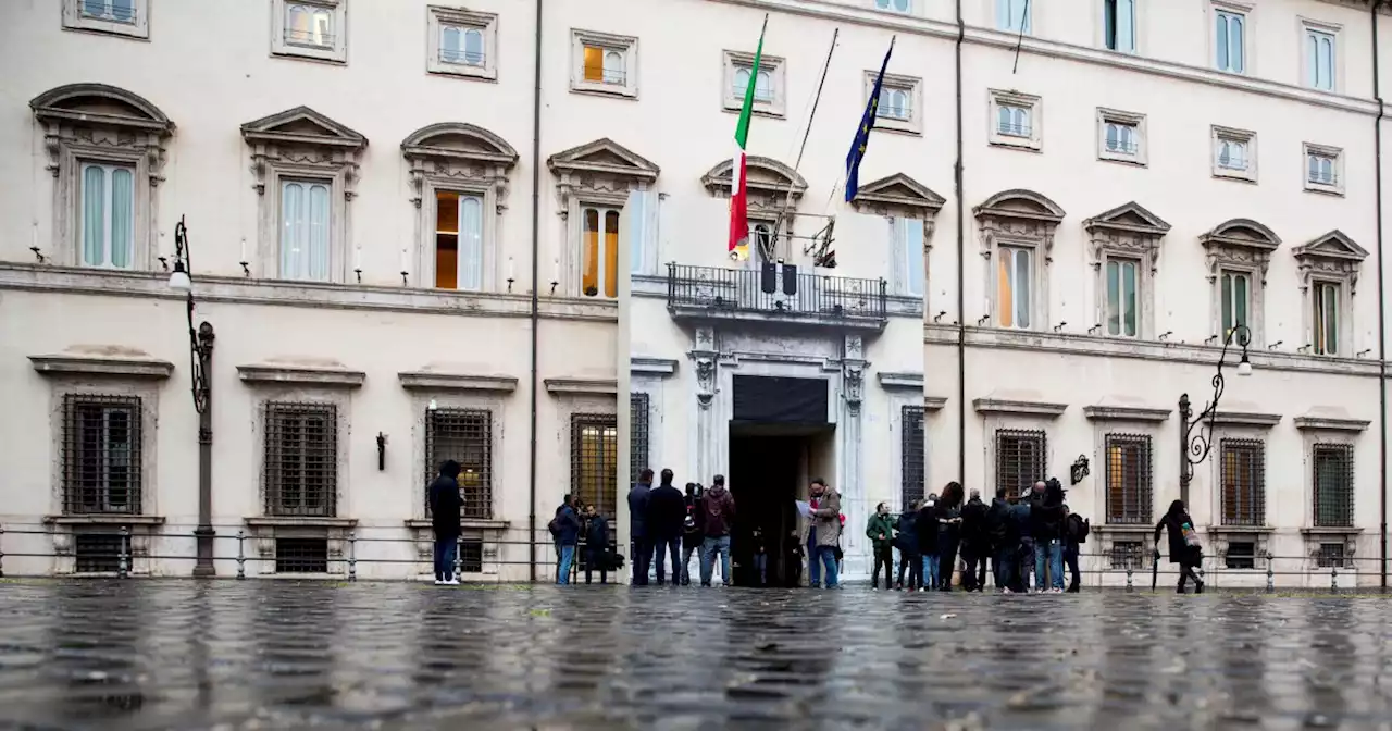 | Proposta al governo: una tassa sulle panzane dei politici. Si prevede un autunno caldo