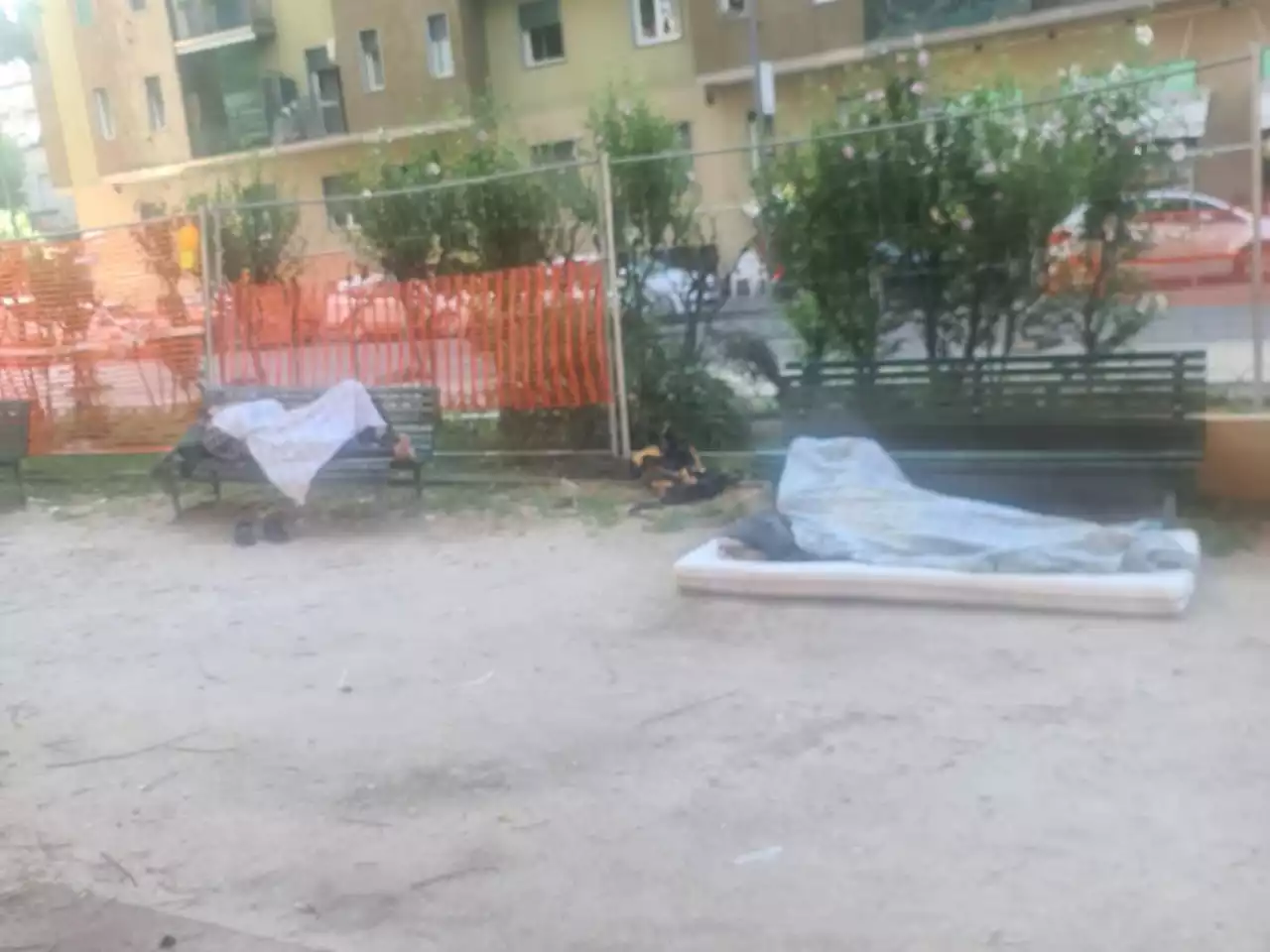 Bivacchi di immigrati nel parco dei bimbi: così Sala ignora le periferie