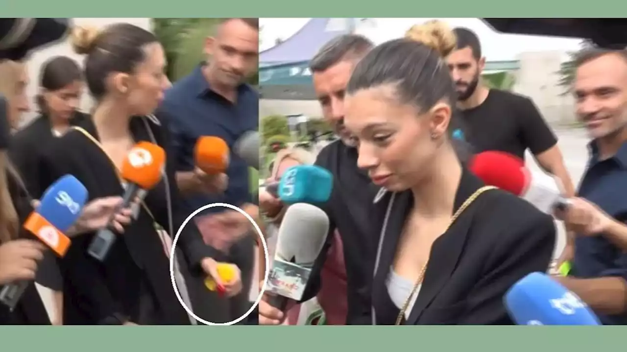 Alejandra Rubio, hundida y con una flor amarilla, sale del tanatorio tras la incineración de María Teresa Campos