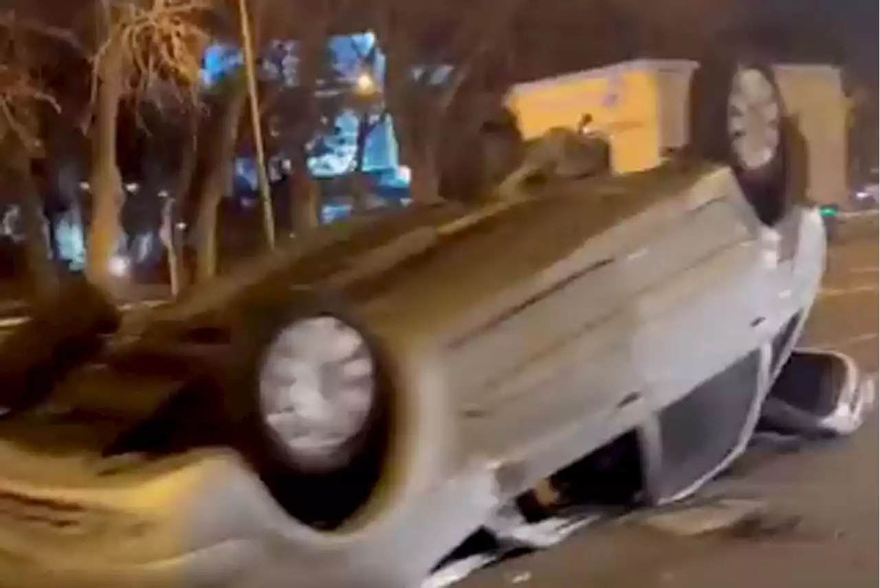 Autopista Panamericana: dos autos chocaron y uno volcó sobre el carril central