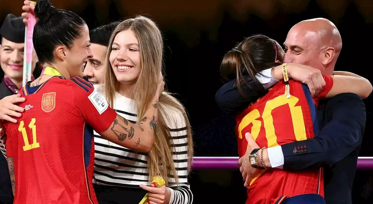 Luis Rubiales, la calciatrice Jennifer Hermoso lo denuncia per il bacio rubato ai Mondiali