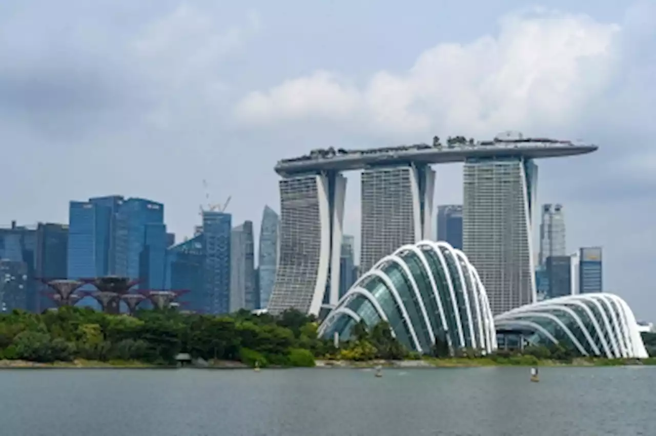 Survey: Economists cut Singapore 2023 growth and inflation forecasts