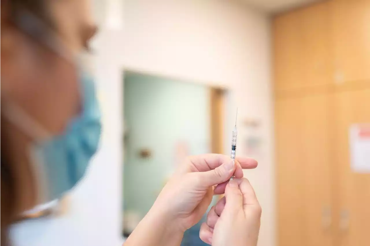 'En immunisant les hommes, on protège les femmes' : comment relancer la vaccination contre le papillomavirus ?