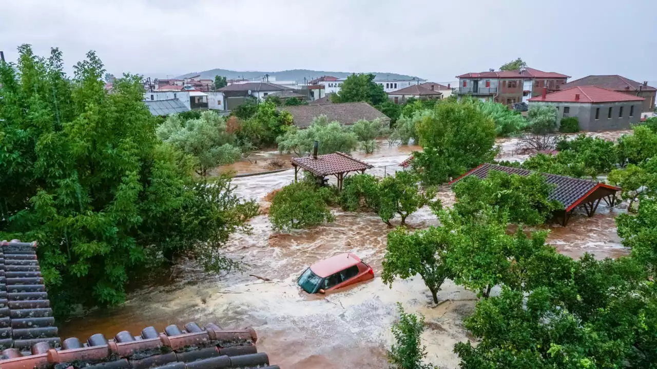 Après les incendies, la Grèce confrontée à des pluies torrentielles