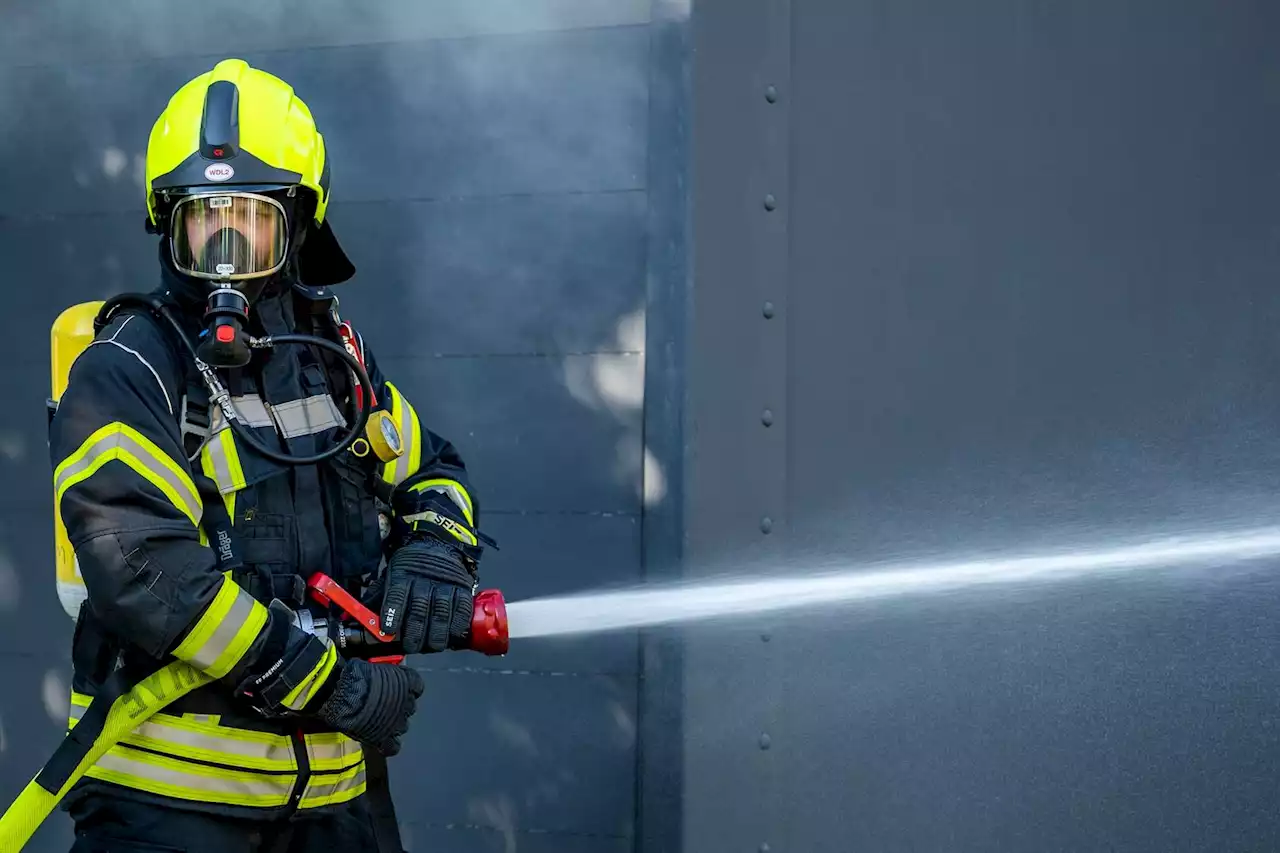 Flammen: Geschäft brennt inmitten Moerser Kirmes